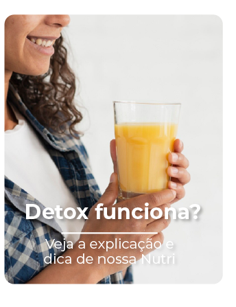 Uma mulher morena com cabelo cacheado segurando um copo de suco enquanto sorri com o texto no meio "Detox funciona?"